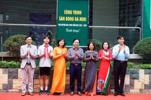 Lãnh đạo phòng GD&ĐT quận Cầu Giấy cùng Ban giám hiệu trường THCS Mai Dịch, học sinh cắt băng khánh thành sân bóng.