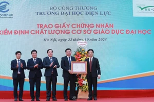 Trường Đại học Điện lực đón nhận Giấy chứng nhận chất lượng kiểm định cơ sở giáo dục đại học.