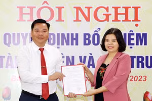 Chủ tịch UBND tỉnh Bắc Ninh - Nguyễn Hương Giang trao Quyết định cho ông Hồ Nguyên Hồng.