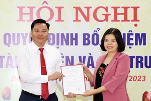 Chủ tịch UBND tỉnh Bắc Ninh - Nguyễn Hương Giang trao Quyết định cho ông Hồ Nguyên Hồng.