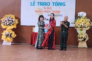 Trao tặng sách tại buổi lễ.