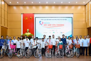 CLB báo chí Phú Thọ tại Hà Nội cùng đơn vị tài trợ tặng xe đạp cho học sinh.