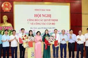 Lãnh đạo tỉnh Bắc Ninh chúc mừng các cán bộ được điều động, bổ nhiệm cương vị mới.