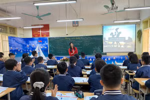 Cô giáo Trương Thị Tuyết Mai (trường THCS Bế Văn Đàn) trong tiết dạy “Những cánh buồm” của thi sĩ Hoàng Trung Thông. 