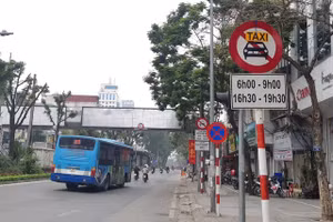 Đề xuất dỡ bỏ biển cấm taxi trên nhiều tuyến phố Hà Nội
