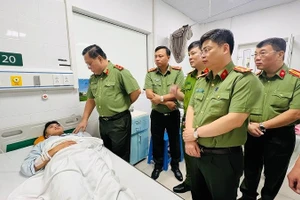 Trung tướng Nguyễn Hải Trung, Giám đốc Công an TP Hà Nội động viên cán bộ, chiến sĩ PCCC bị thương khi chữa cháy chung cư mini.