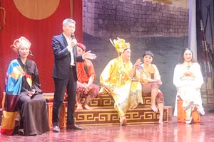  Vở tuồng dân gian “Chiếc bóng oan khiên” tại rạp Hồng Hà.