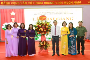 Bí thư Quận ủy Ba Đình - Hoàng Minh Dũng Tiến dự khai giảng năm học 2023 -2024. 