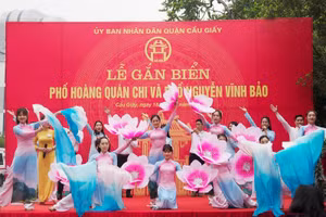 Văn nghệ chào mừng gắn biển tên phố.