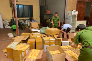 Cơ quan chức năng kiểm tra số hàng hóa.