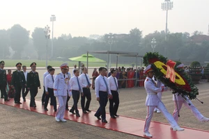 Đoàn đại biểu các điển hình tiêu biểu toàn quốc dâng hoa và vào Lăng viếng Chủ tịch Hồ Chí Minh.