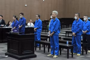 Các bị cáo tại phiên tòa xét xử sáng 6/6. 