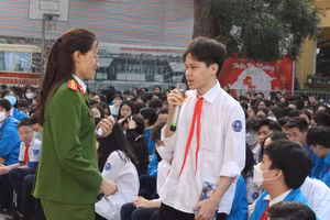 Thiếu tá Nguyễn Thu Hà - Trinh sát viên Phòng Cảnh sát điều tra tội phạm về ma túy (Công an TP Hà Nội) giao lưu, trang bị kiến thức cho học sinh.