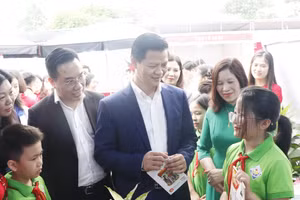 Học sinh Bắc Ninh giới thiệu sách với các vị đại biểu.