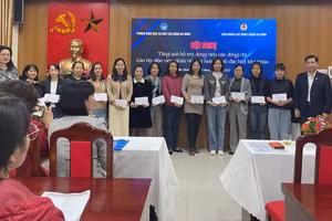 Trao quà cho cán bộ, giáo viên, người lao động có hoàn cảnh khó khăn.