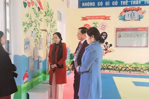 Phó Giám đốc Sở GD&ĐT tỉnh Bắc Giang - Nguyễn Văn Thêm nắm bắt công tác dạy và học tại huyện Việt Yên.