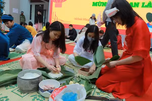 Học sinh trường THCS Thành Công tham gia gói bánh chưng.