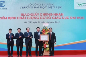 PGS.TS Đinh Văn Toàn trao giấy chứng nhận KĐCLGD cho đại diện Trường Đại học Điện lực.