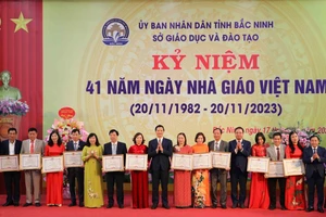 Phó Chủ tịch Thường trực UBND tỉnh Bắc Ninh - Vương Quốc Tuấn trao Bằng khen của Chủ tịch UBND tỉnh cho các thầy giáo, cô giáo tiêu biểu.