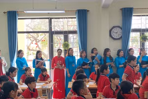 Bà Đỗ Thị Hương - Trưởng phòng GD&ĐT huyện Việt Yên dự giờ sinh hoạt chuyên môn tại trường Tiểu học Bích Sơn. 