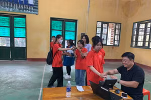 Công an làm thủ tục cấp thẻ CCCD gắn chíp cho học sinh. 