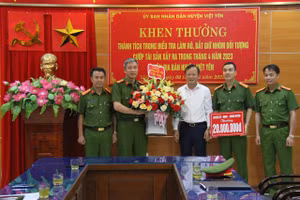 Chủ tịch UBND huyện Việt Yên trao khen thưởng cho Công an huyện Việt Yên.