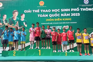 Ban Tổ chức trao huy chương Vàng cho đội chạy tiếp sức hỗn hợp cấp Tiểu học tỉnh Bắc Giang.