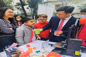 Thầy trò trường THCS Ba Đình trải nghiệm ngày hội.