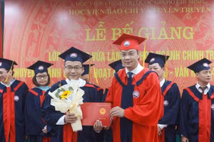 PGS,TS Trần Thanh Giang - Phó Giám đốc Học viện BC&TT trao bằng cho các học viên.