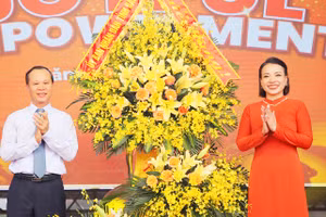 Phó Chủ tịch Thường trực UBND tỉnh Bắc Giang - ông Mai Sơn chúc mừng khai giảng năm học mới 2023 - 2024.