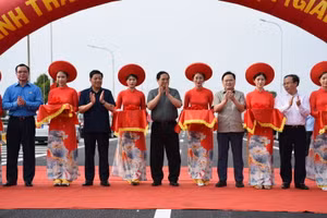 Thủ tướng Chính phủ Phạm Minh Chính cùng các đại biểu cắt băng khánh thành dự án.