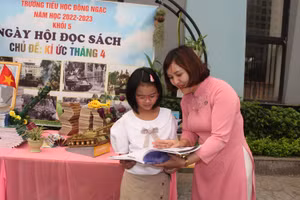 Cô Đỗ Thị Loan - Hiệu trưởng trường Tiểu học Đông Ngạc chia sẻ về lợi ích đọc sách với học trò.