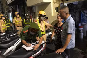 Lực lượng chức năng lập biên bản xử phạt các trường hợp vi phạm.