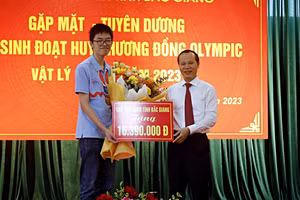 Ông Mai Sơn - Phó Chủ tịch Thường trực UBND tỉnh Bắc Giang trao Bằng khen và phần thưởng chúc mừng em Thân Thế Công.