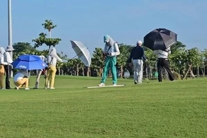 Hình ảnh ghi lại cán bộ chơi golf trong giờ hành chính.