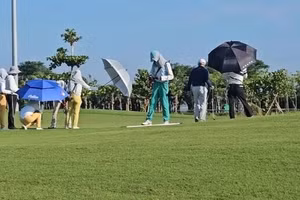 Hình ảnh ghi lại cán bộ chơi golf trong giờ hành chính.