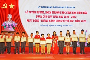 Bí thư Quận ủy Cầu Giấy Trần Thị Phương Hoa trao khen thưởng cho học sinh.