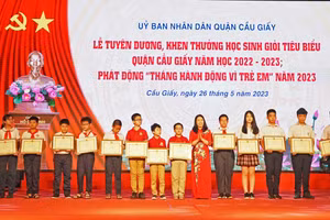 Bí thư Quận ủy Cầu Giấy Trần Thị Phương Hoa trao khen thưởng cho học sinh.