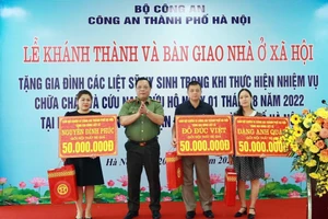 Trung tướng Nguyễn Hải Trung, Giám đốc Công an TP Hà Nội trao quà tặng các gia đình liệt sĩ.