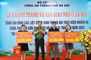 Trung tướng Nguyễn Hải Trung, Giám đốc Công an TP Hà Nội trao quà tặng các gia đình liệt sĩ.