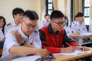 Em Thân Thế Công lớp 12 chuyên Vật lý năm học 2023 - 2024 (áo đỏ) trong giờ học. 