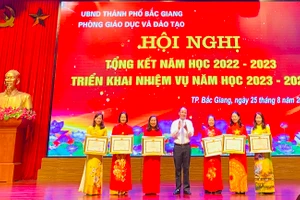 Ông Đặng Đình Hoan trao Bằng khen của Chủ tịch UBND tỉnh Bắc Giang cho các tập thể.