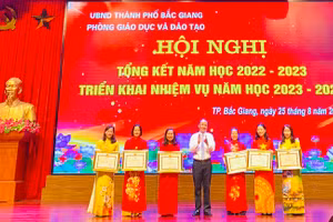 Ông Đặng Đình Hoan trao Bằng khen của Chủ tịch UBND tỉnh Bắc Giang cho các tập thể.