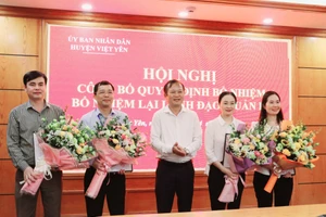 Ông Nguyễn Đại Lượng tặng hoa chúc mừng các cán bộ được bổ nhiệm và bổ nhiệm lại chức vụ.