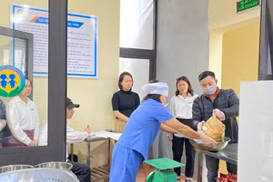 Kiểm tra thực phẩm hàng ngày tại trường Mầm non Sao Mai.