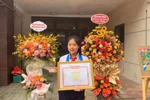 Hồ Minh Anh nhận giấy khen về những thành tích cao trong học tập và rèn luyện.