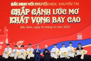 Đại tướng Phạm Văn Trà (thứ 5 từ phải sang) và Bí thư Tỉnh ủy Bắc Ninh Nguyễn Anh Tuấn trao thưởng, tôn vinh các em học sinh đạt giải khu vực và quốc tế.