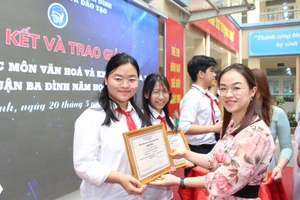 Trao thưởng cho học sinh đạt giải Nhất cuộc thi Olympic các môn văn hóa và Khoa học.