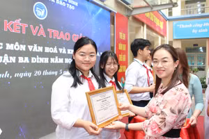 Trao thưởng cho học sinh đạt giải Nhất cuộc thi Olympic các môn văn hóa và Khoa học.