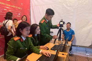 Đoàn thanh niên, Hội phụ nữ Công an huyện Lục Ngạn phối hợp thực hiện nhiệm vụ.